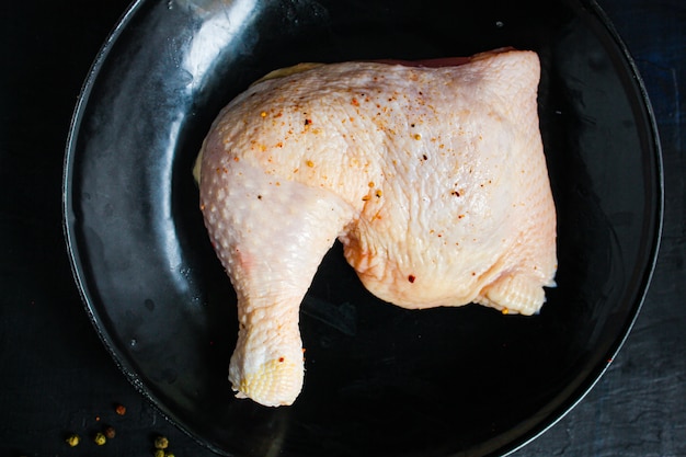 Pezzi di carne di pollo cosce di gallina cruda