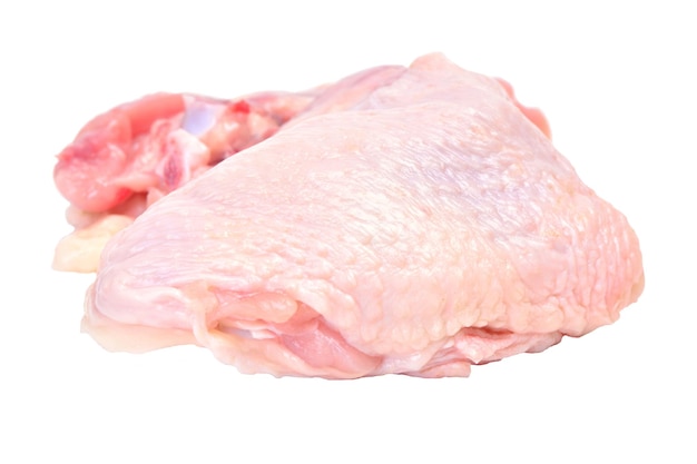 Carne di pollo su sfondo bianco isolato