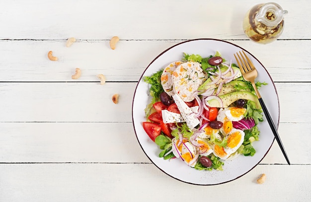 Polpettone di pollo e insalata di verdure fresche di pomodoro uova di avocado lattuga e formaggio feta dieta chetogenica vista dall'alto dall'alto