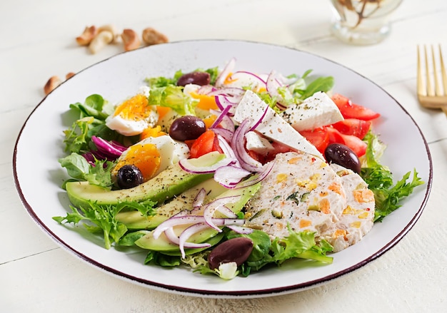 Polpettone di pollo e insalata di verdure fresche di pomodoro uova di avocado lattuga e formaggio feta dieta chetogenica chetogenica