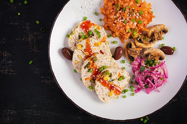 Polpettone di pollo e cavolo in umido funghi arrostiti colazione keto paleo menu pranzo sano cibo keto vista dall'alto