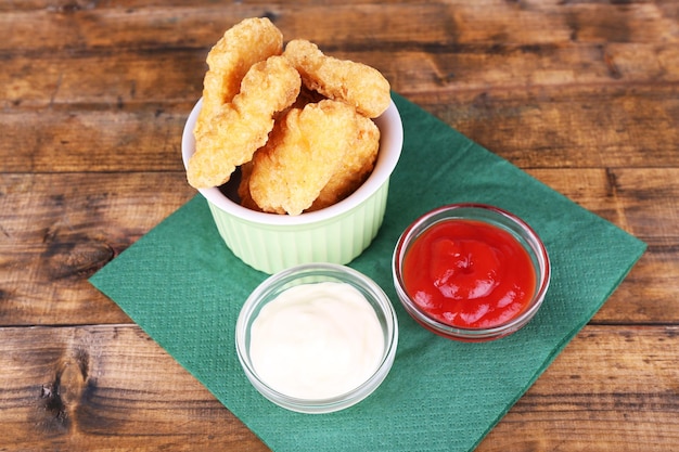 Chicken nuggets met saus op tafel close-up