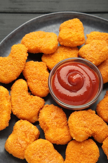 Photo chicken nuggets with ketchup on dark background vertical photo