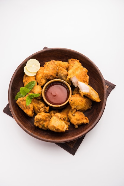 치킨 파코라(Chicken Pakora) 또는 파코다(pakoda) 또는 튀김은 뼈 없는 닭고기 조각을 절인 후 베산, 쌀가루, 옥수수 가루 및 계란의 혼합물로 코팅하는 인기 있는 인도 스낵입니다.