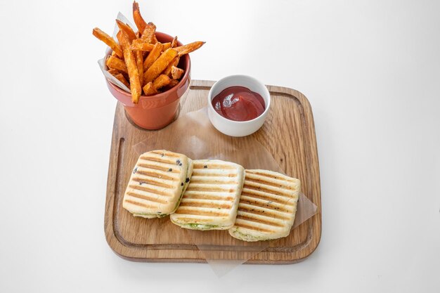 フライド ポテトとトマトソースのチキン ペストは、灰色の背景の平面図に分離された皿で提供しています