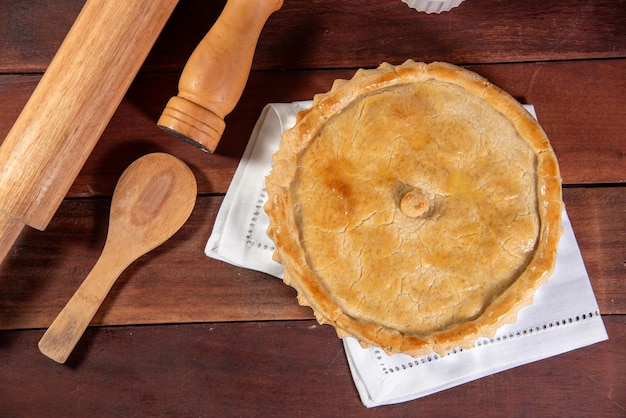 Foto torta di pollo su un tavolo di legno rustico