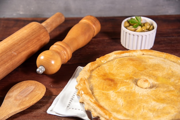 Foto torta di pollo su un tavolo di legno rustico