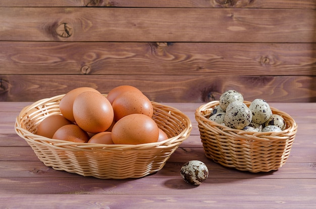 Куриные и перепелиные яйца деревенском на фоне