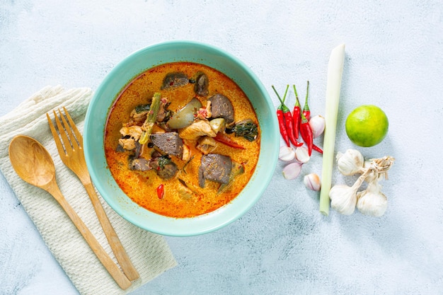 Chicken red curry, thaise rode curry met rundvlees en kokosmelk zwarte curry op een cementvloer