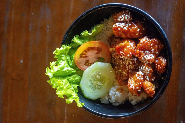 チキン丼 野菜添え プレミアム写真