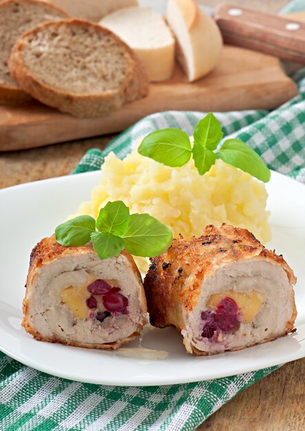 Chicken rolls with cranberries, cheese and honey