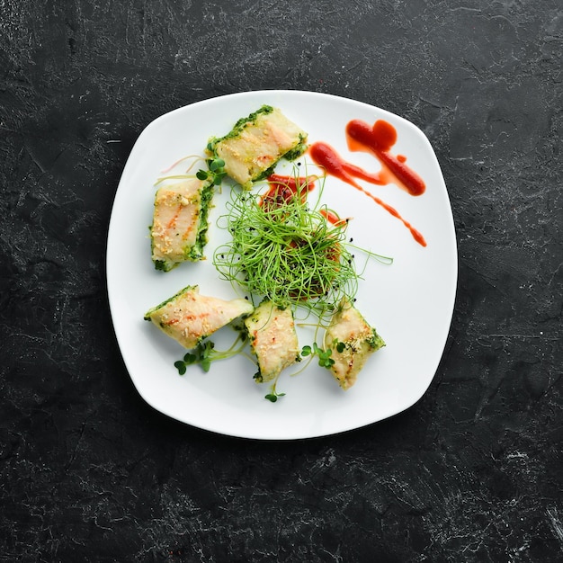 Involtini di pollo con spinaci e formaggio vista dall'alto spazio libero per il testo