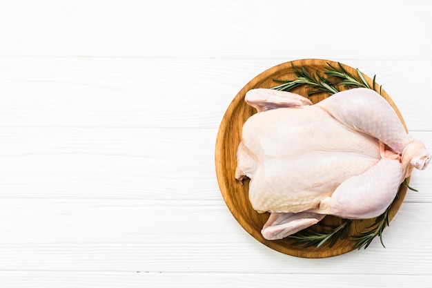 Photo chicken and rosemary on plate