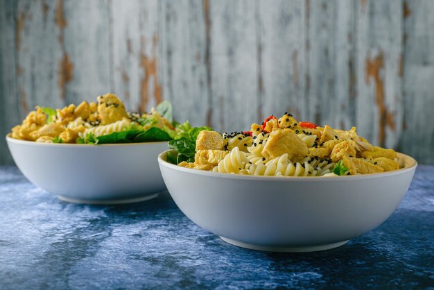 Foto insalata di pollo con pasta e verdure pasto sano vista laterale