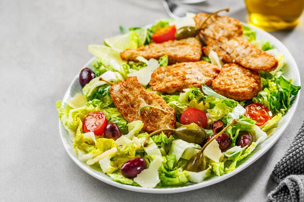 Insalata di pollo con verdure e olive