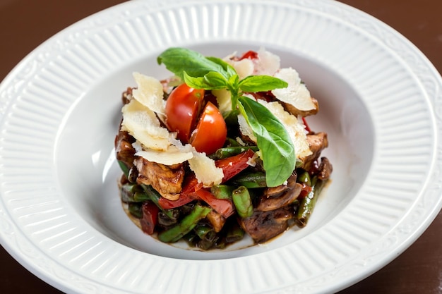 Foto insalata di pollo con verdure e parmigiano