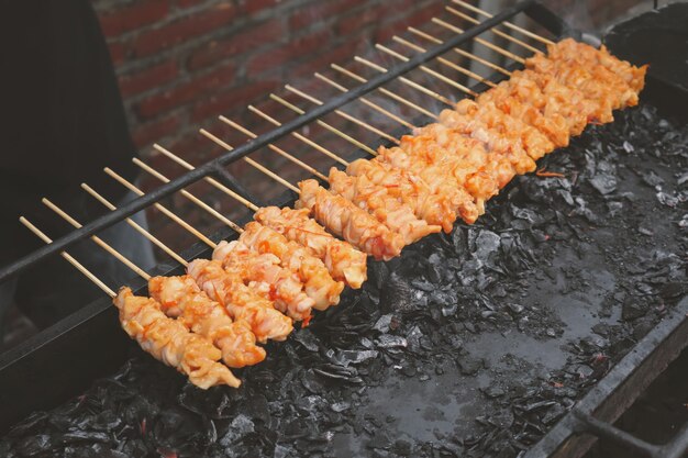 チキンサテまたはチキンスキンサテは、スパイスと赤チリソースでマリネしたチキン串のグリルです。