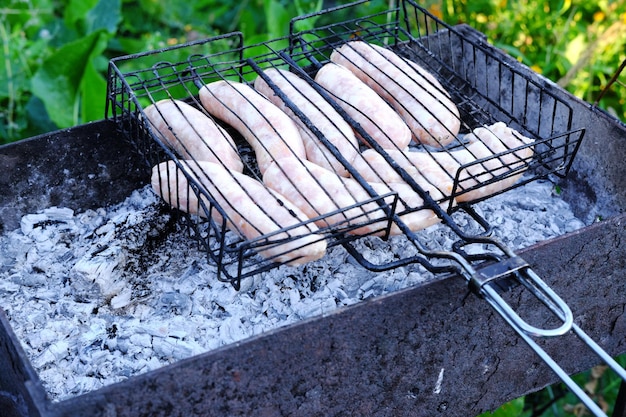 チキン ソーセージは、金属製のグリルで揚げています トップ ビュー 水平写真