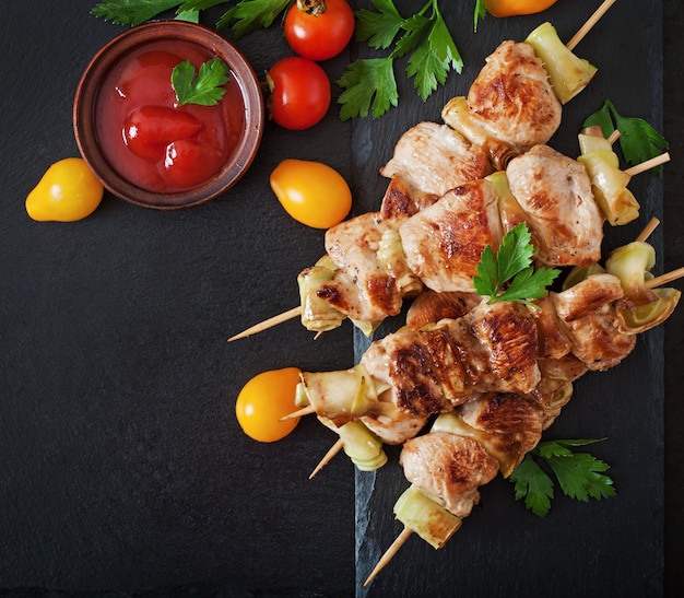 Photo chicken shish kebab with zucchini