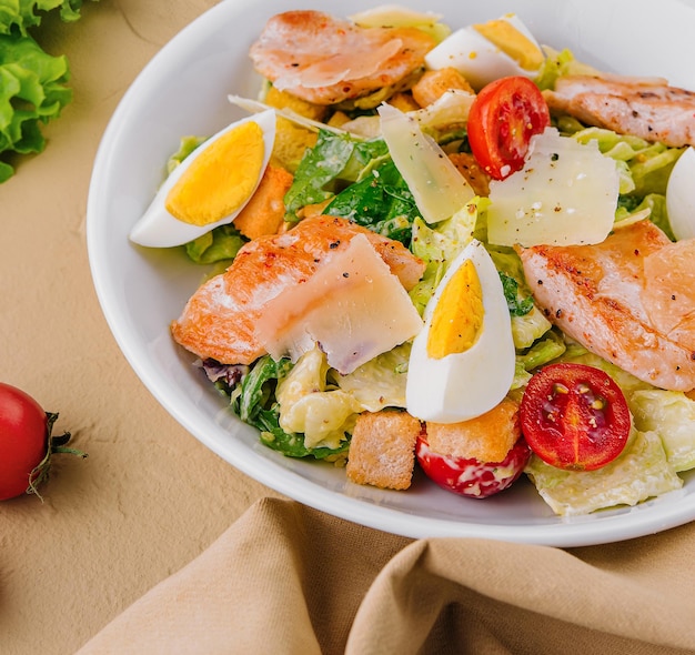 Photo chicken and shrimp caesar salad top view