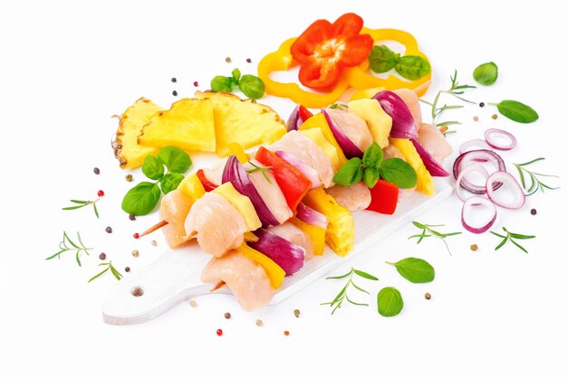 Photo chicken skewers breast fillet meatskewers with pieces of raw meat red yellow peppertop viewuncooked