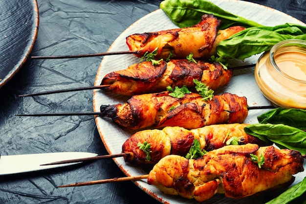 Photo chicken skewers grilled meat