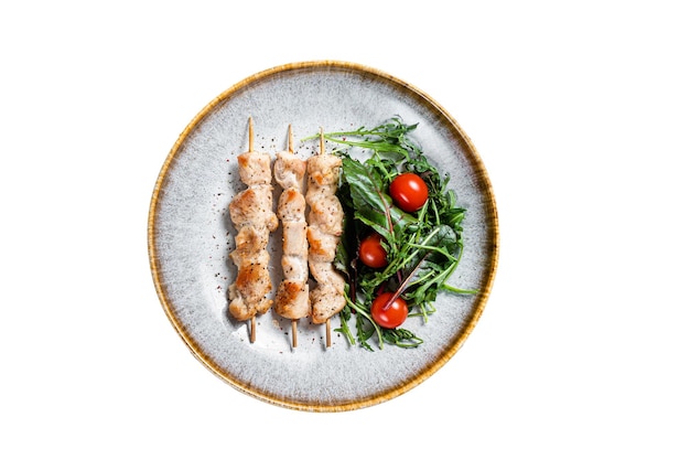 Spiedini di pollo souvlaki spiedini di carne alla griglia shish kebab isolati su sfondo bianco