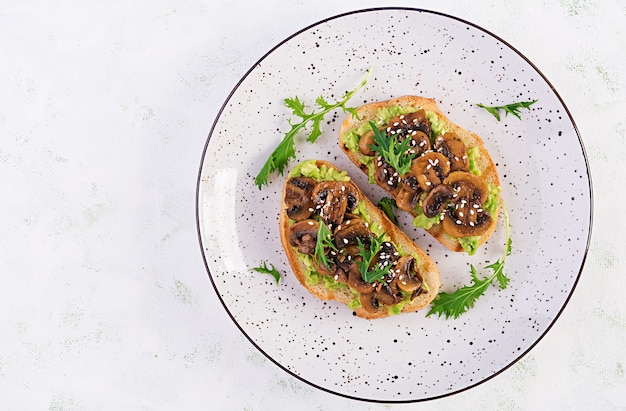 Spiedini di pollo con fettine di mele e peperoncino.