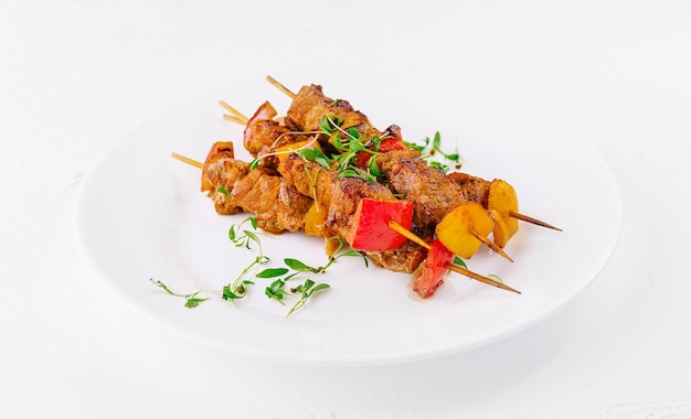 Chicken skewers with slices of sweet peppers