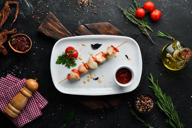 Spiedini di pollo con verdure e salsa piatti alimentari vista dall'alto spazio libero per il testo