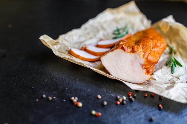 Petto di carne affumicata di pollo o porzione di tacchino che serve cibo