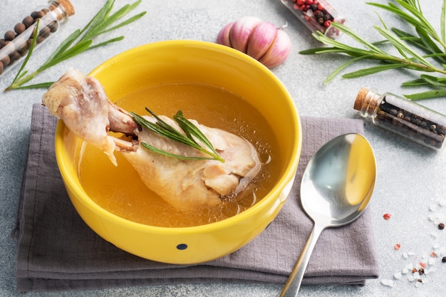 Foto zuppa di pollo in una ciotola