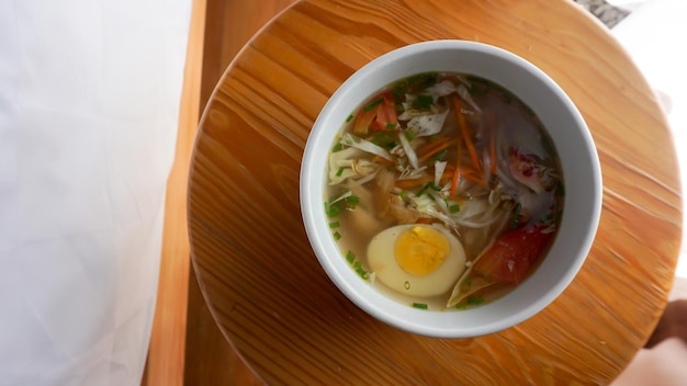 Zuppa di pollo o sop ayam, un alimento tipico indonesiano per la colazione