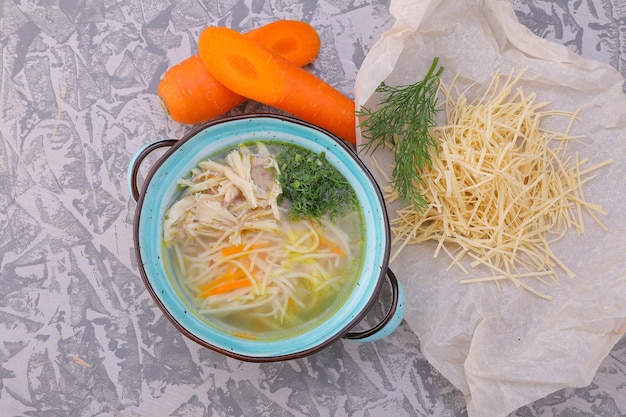 カフェレストランやメニューの濃厚なスープの写真に自家製麺を添えたチキンスープ