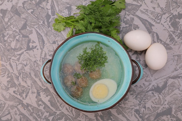 カフェレストランやメニューの濃厚なスープの写真に自家製麺を添えたチキンスープ