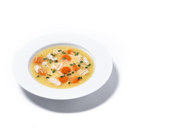 Foto zuppa di pollo con verdure isolate su sfondo bianco