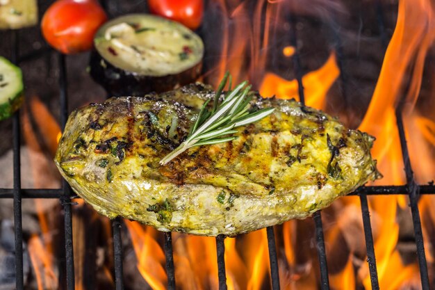 Foto bistecca di pollo alla griglia