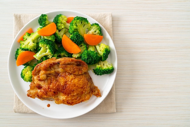 Bistecca di pollo con broccoli e carote