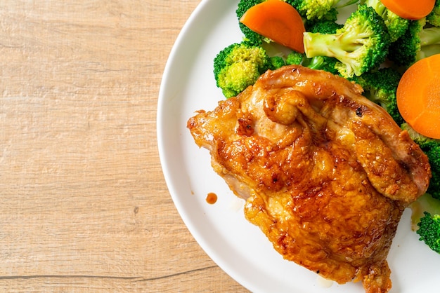 Bistecca di pollo con broccoli e carote