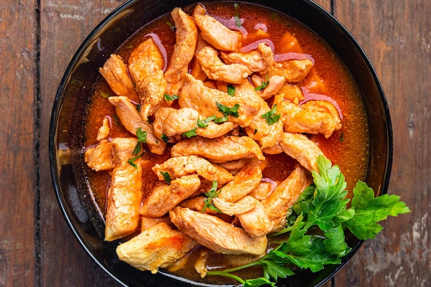치킨 스튜 고기 토마토 소스 찐 닭 가슴살 스트로가 노프 음식 신선한 건강 식사 간식
