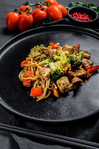 鶏肉と野菜の炒め物炒め、中華鍋。