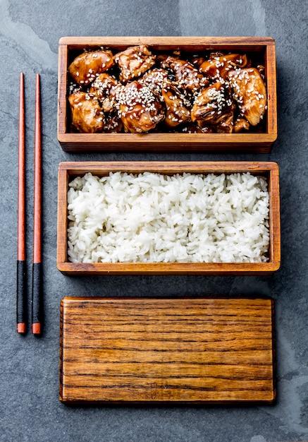 木製お弁当弁当箱入りご飯と鶏の照り焼き