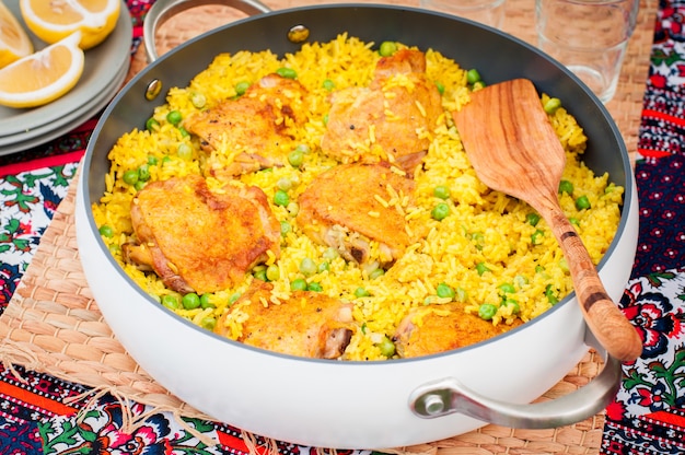 Foto coscia di pollo e riso con piselli