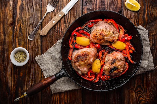 Chicken thighs with red bell peppers and lemon