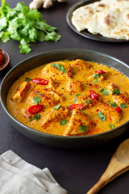 Photo chicken tikka masala curry with herbs and peppers. indian food. national cuisine.