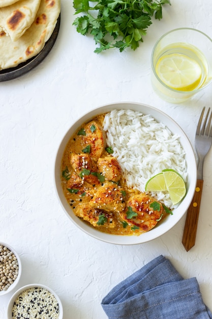 Pollo al curry tikka masala con riso, erbe aromatiche e peperoni. cibo indiano. cucina nazionale.