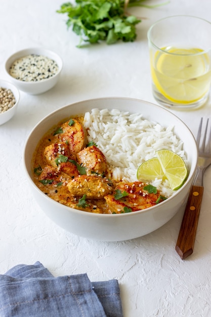 Photo chicken tikka masala curry with rice, herbs and peppers. indian food. national cuisine.