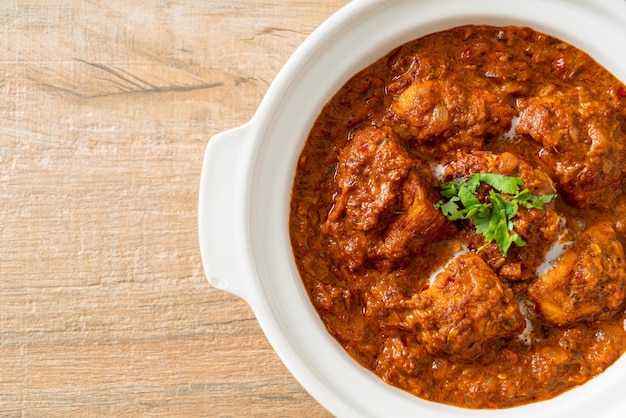 Cibo a base di carne al curry piccante di pollo tikka masala con pane roti o naan