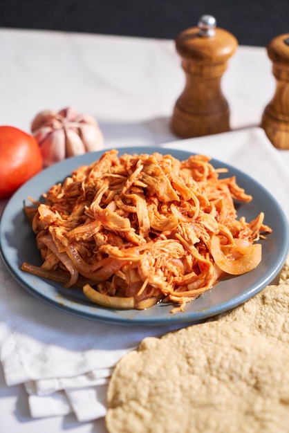 チキンティンガ メキシコの典型的な料理で,主に切り裂かれたチキンニンと乾燥したチリで作られています.
