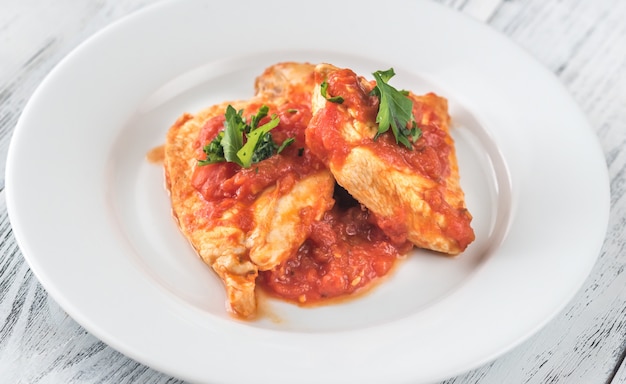 Pollo in salsa di pomodoro e aglio